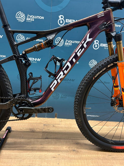 Corte de edición limitada de Protek Futura L - Usado