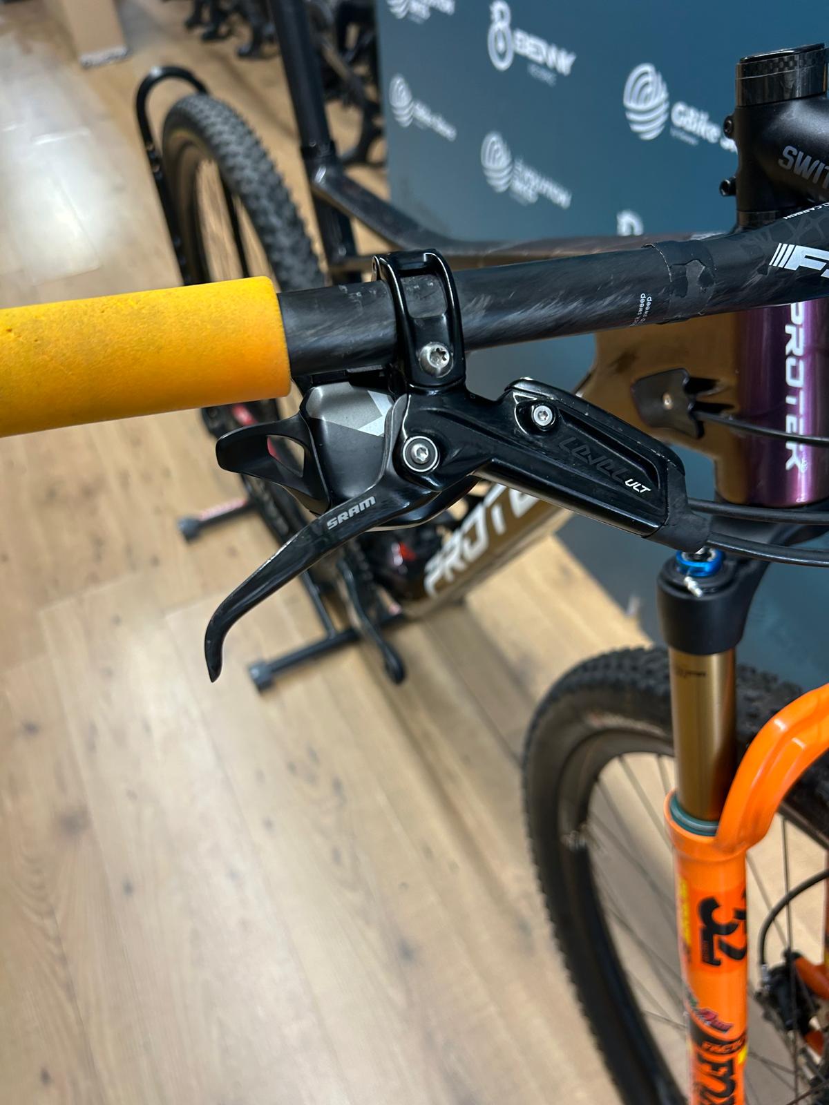 Corte de edición limitada de Protek Futura L - Usado