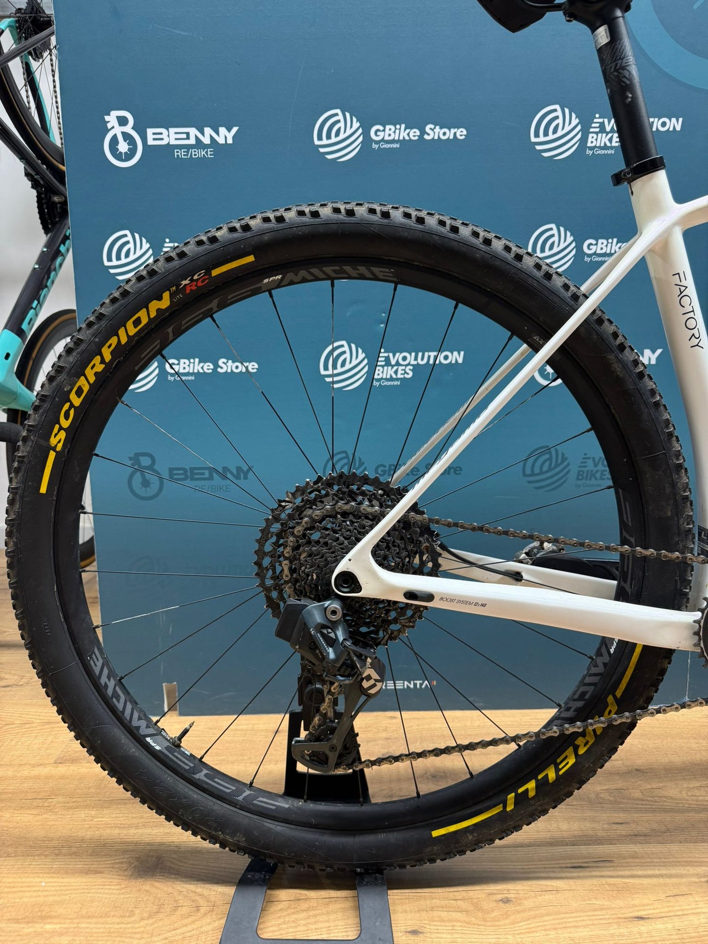 Megamo Factory AXS Size L - Used