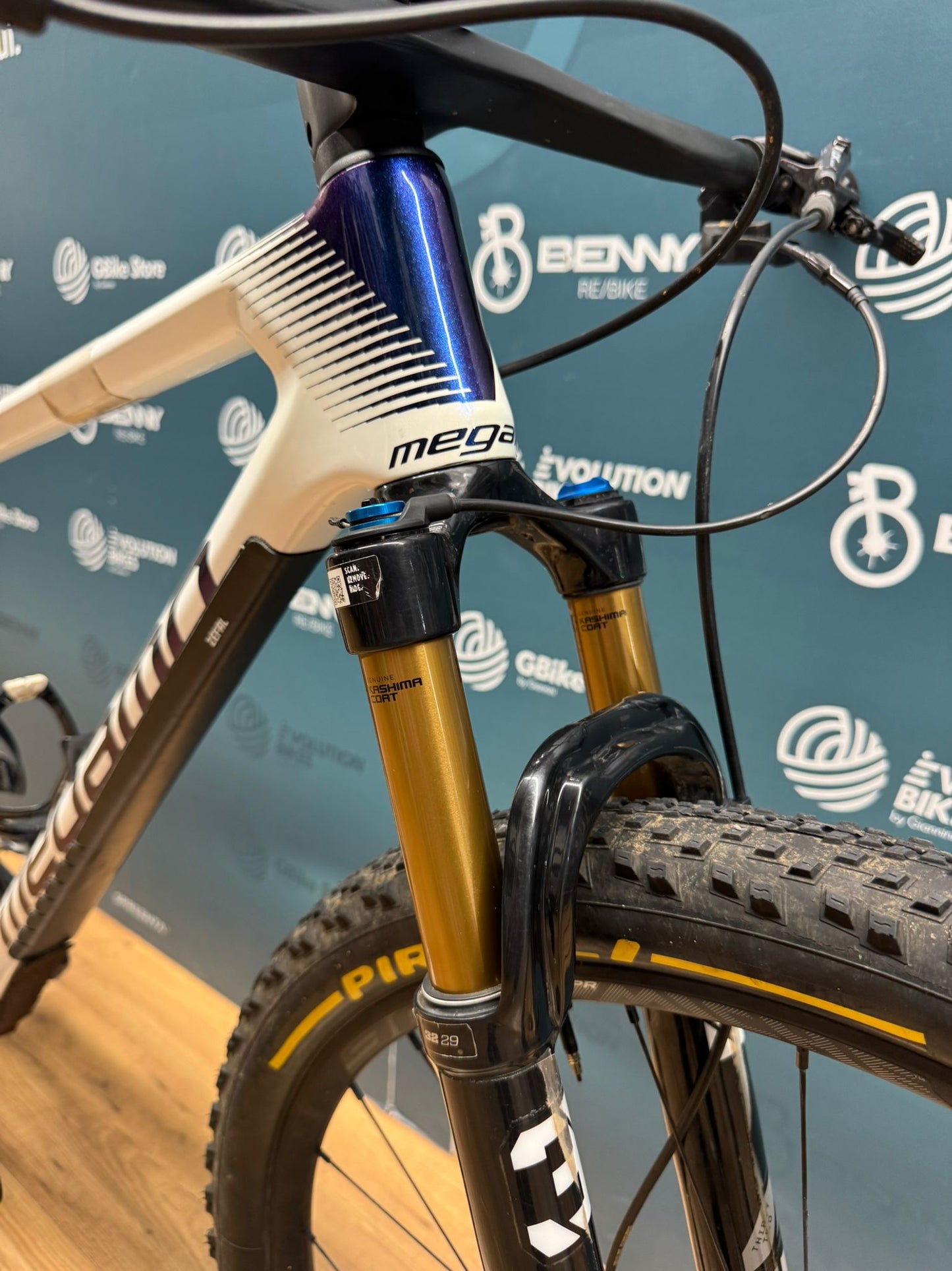 Megamo Factory AXS Size L - Used