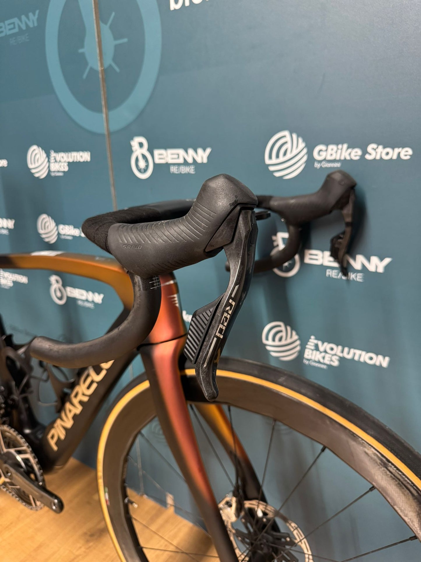 Pinarello Dogma F Czerwony E1 AXS 12v Rozmiar 51,5 - Używany